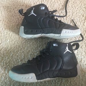 Boys Jordan’s black size 11 (toddler/youth)
